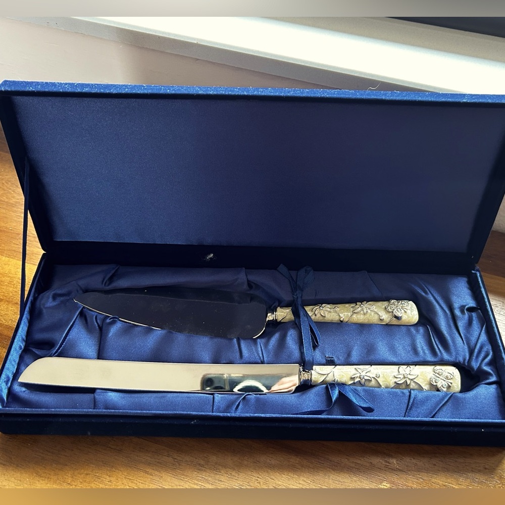 Vintage wedding cake serving set